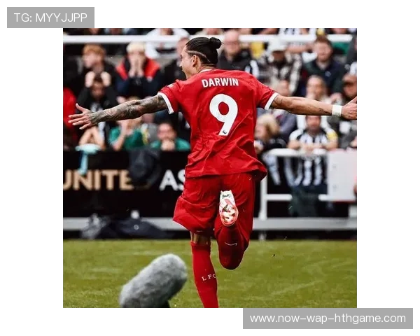 范戴克在禁区内高高跃起解围，化解对方边路传中险情